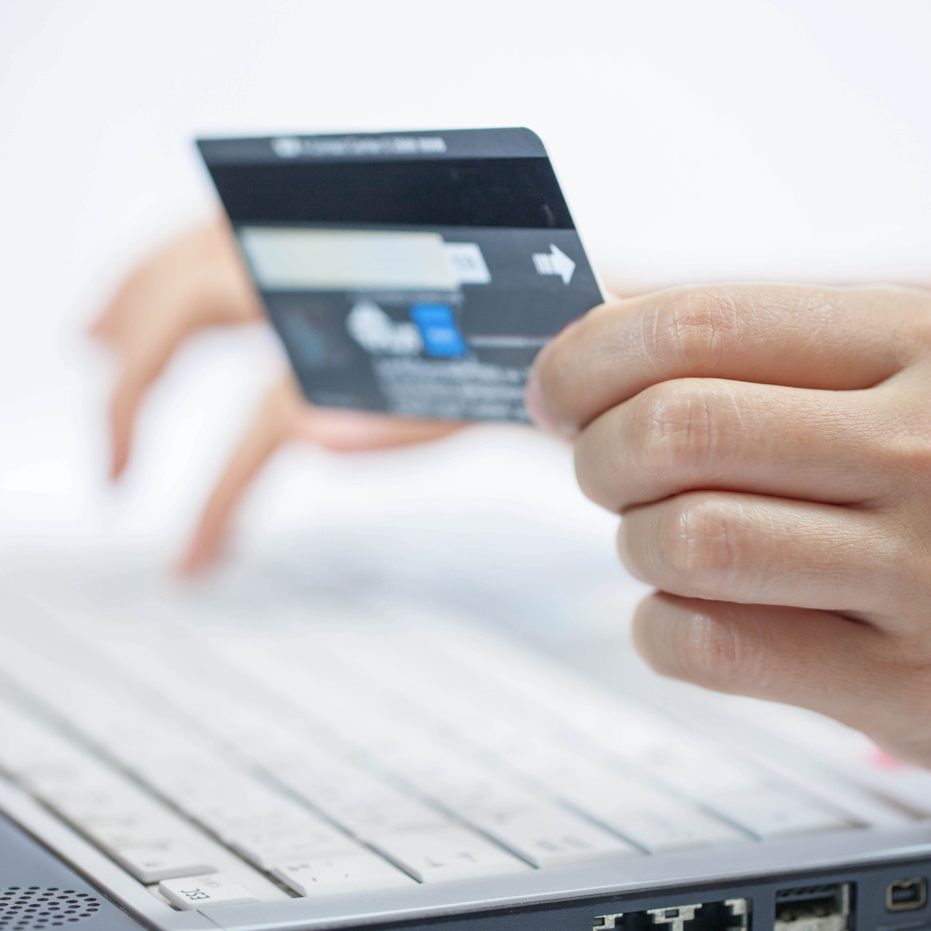 pagando una compra a través de Internet con una tarjeta de crédito. Comercio electrónico. E-commerce.